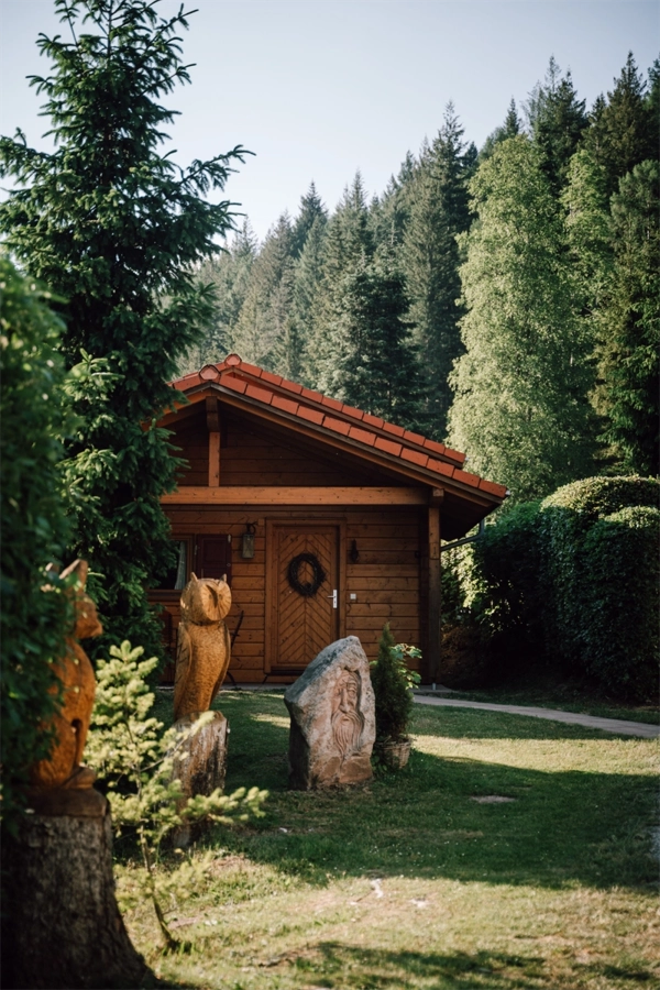 Blockhäuser - rustikale Unterkunft im Schwarzwald 7 blockhaus camping langenwald außenansicht beitragsbild (7)