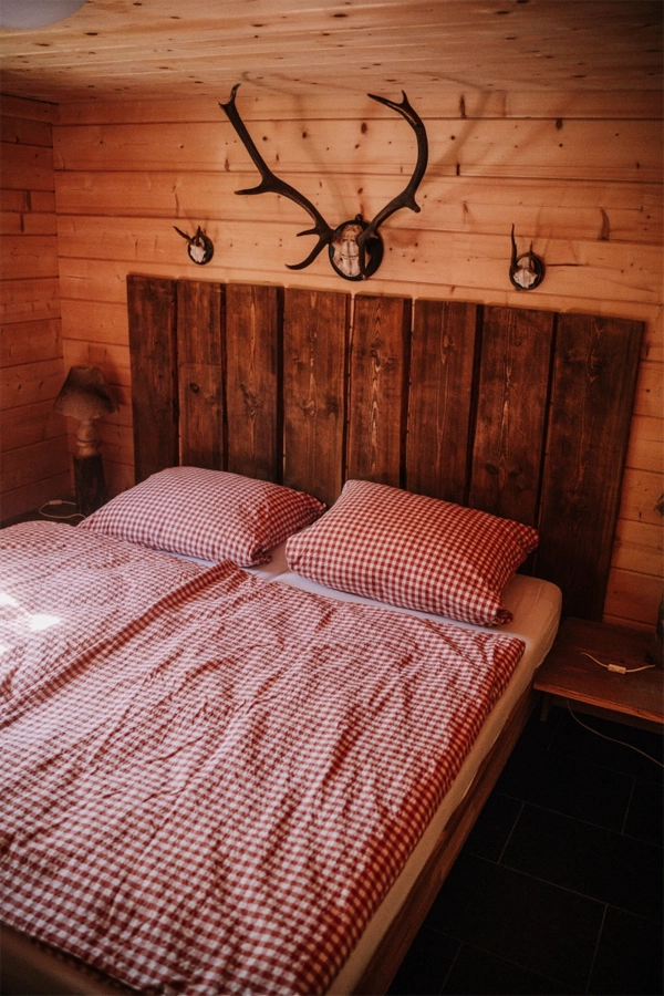 Blockhäuser - rustikale Unterkunft im Schwarzwald 5 blockhaus jagdhuette schlafzimmer camping langenwald beitragsbild (2)