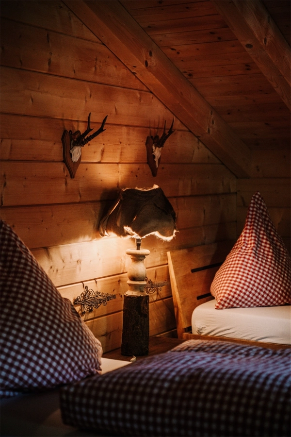 Blockhäuser - rustikale Unterkunft im Schwarzwald 3 blockhaus jagdhuette schlafzimmer camping langenwald beitragsbild