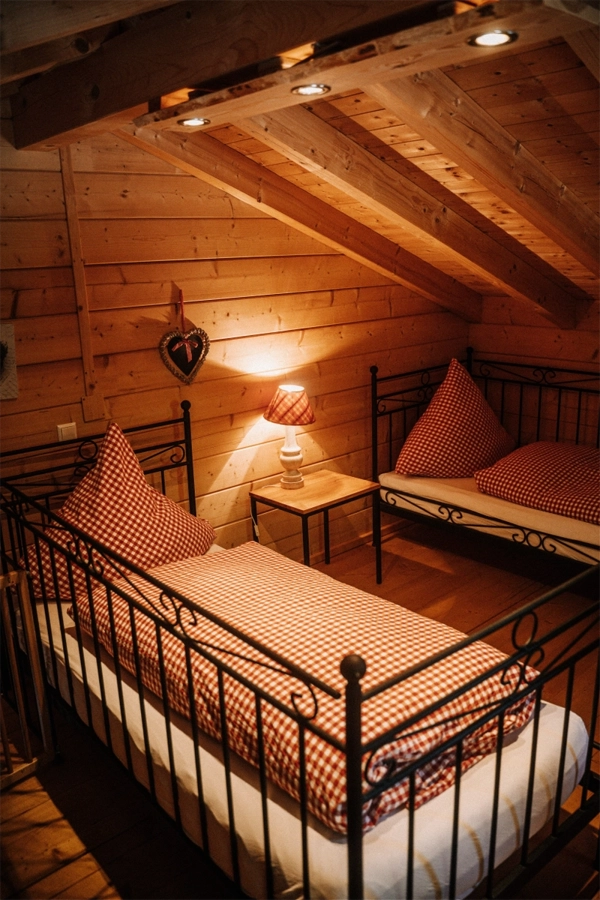 Blockhäuser - rustikale Unterkunft im Schwarzwald 4 blockhaus landhaus schlafzimmer camping langenwald beitragsbild