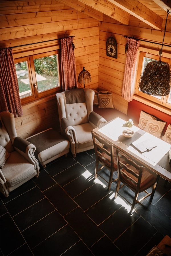 Blockhäuser - rustikale Unterkunft im Schwarzwald 2 blockhaus landhaus wohnzimmer camping langenwald beitragsbild