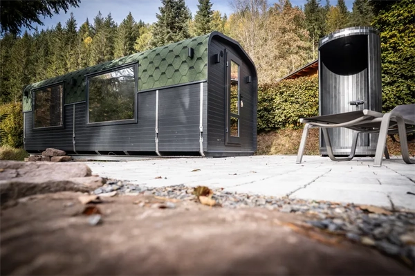Platzplan & Ausstattung 14 Augenbereich der Sauna mit Sonnenliegen und Außen dusche mit Blick auf die Sauna und die Natur