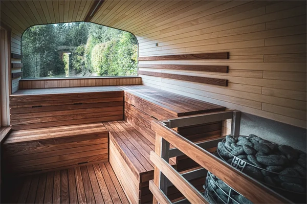 Platzplan & Ausstattung 15 Moderne Sauna im Camping Langenwald mit Holzbänken und aussiecht aus dem Panoramafenster in die Natur