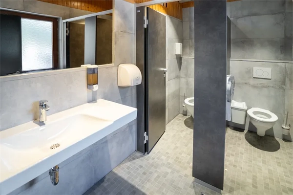 Helle, Moderne Sanitärgebäude mit Einzeltoiletten und Waschbecken im Camping Langenwald